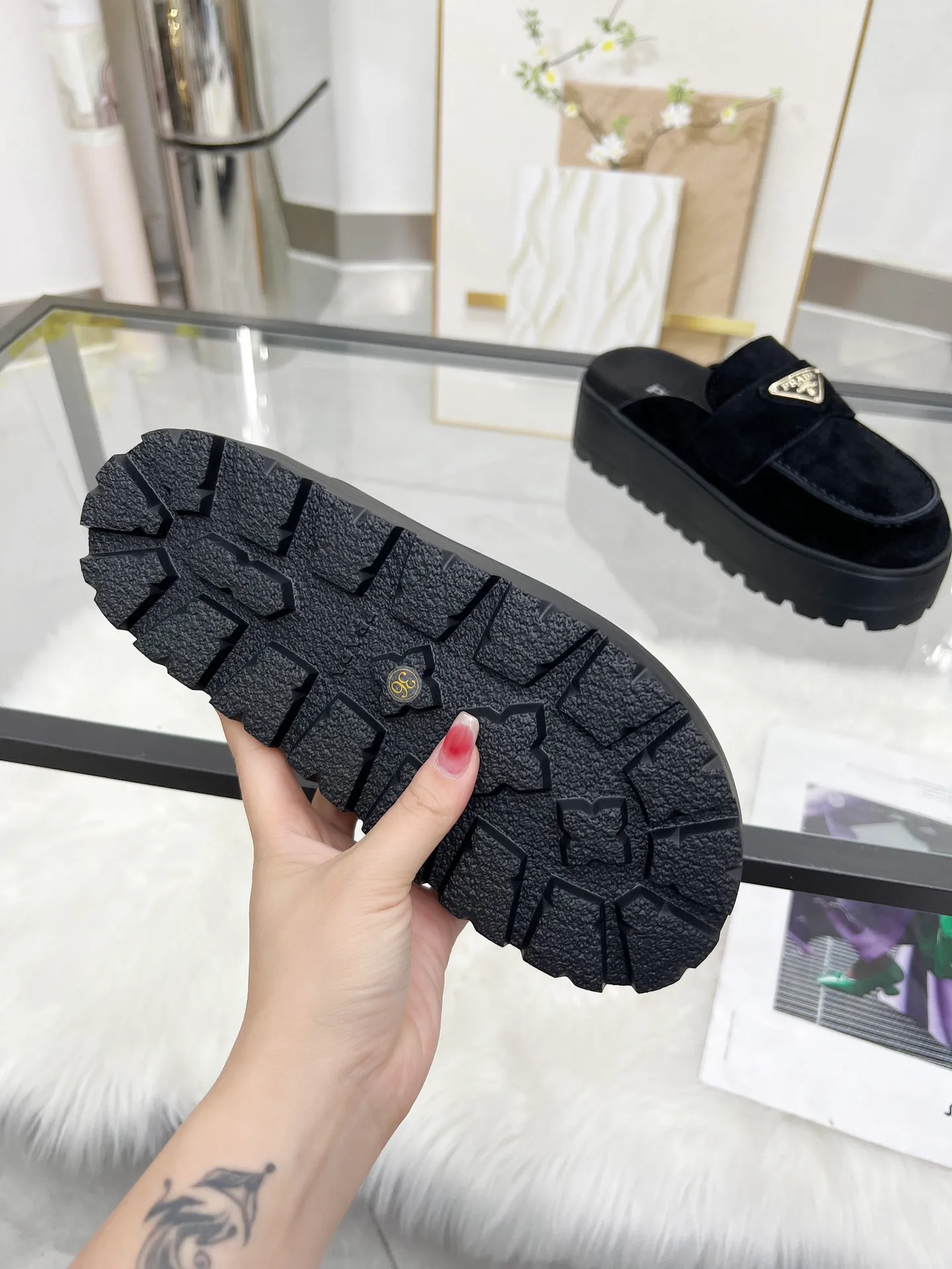 👟👟Ex-factory price 520👟👟 🌸Prada 2025 spring and summer new slippers 💫Velcro sandals The latest catwalk style, classic upgrades, both comfort and fashion. Each color combination looks good, and the design matches different style needs ✅Upper: original customized cowhide ✅Inner: original customized sheepskin lining, cowhide feet ✅Outsole: original molded anti-slip outsole ✅Number of codes: 35-40 (41 customized, non-refundable and non-exchangeable)